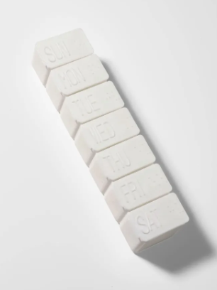 Таблетница 7секц 13*3,5*2,5см Ряд англ буквы бел накл ОТ 3734584 фото 1 &mdash; 65fit