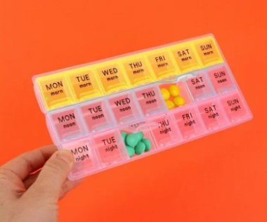 Таблетница-органайзер 21секц 21,5*11*2см Неделька утро/день/ночь англ буквы МИКС к/кор OT 655406 &mdash; 65fit
